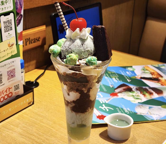 ココスのおすすめスイーツ「チョコミン党パフェ」