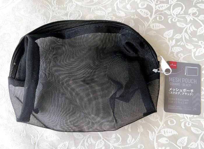 DAISO(ダイソー)のおすすめポーチ「メッシュポーチ(スクエア、ブラック)」