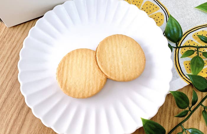 無印良品のおすすめのお菓子「プレッツェルサンド レモンクリーム味」