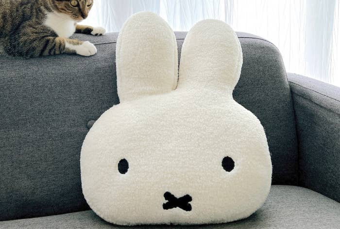 ニトリのおすすめインテリア「miffy ミッフィーボアダイカットクッション」