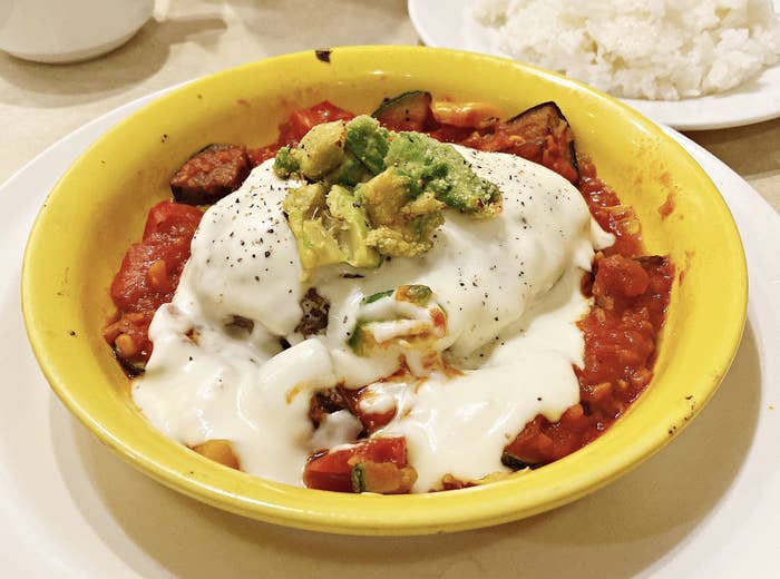 ガストのおすすめハンバーグ「焼きアボカドのイタリアン 粗挽きステーキハンバーグ」