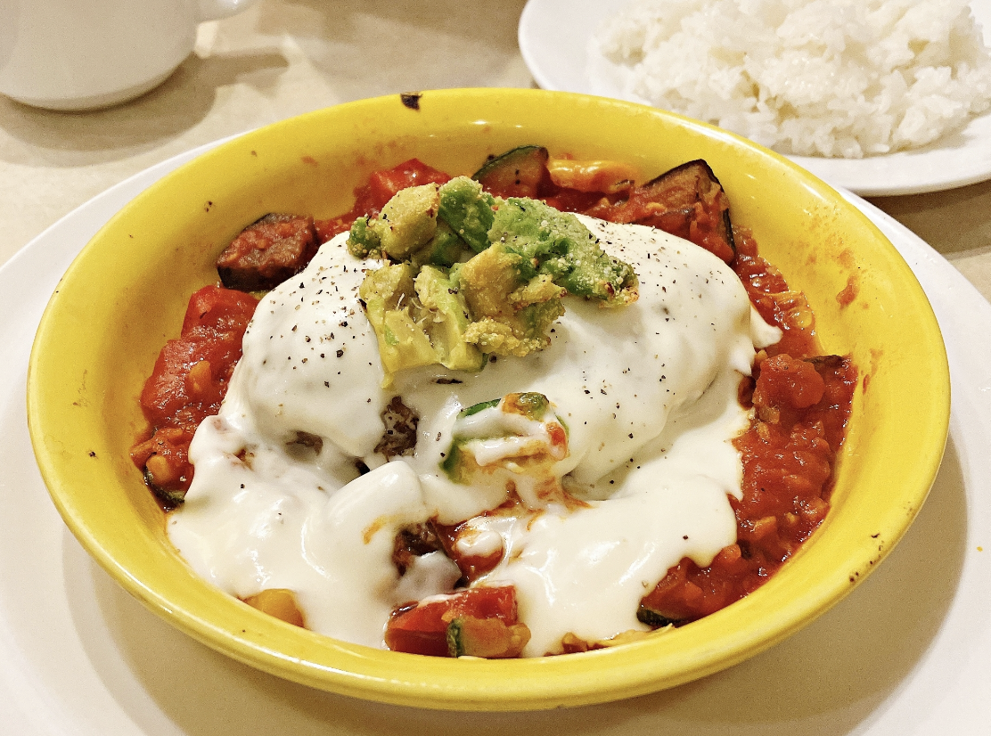 ガストのおすすめハンバーグ「焼きアボカドのイタリアン 粗挽きステーキハンバーグ」