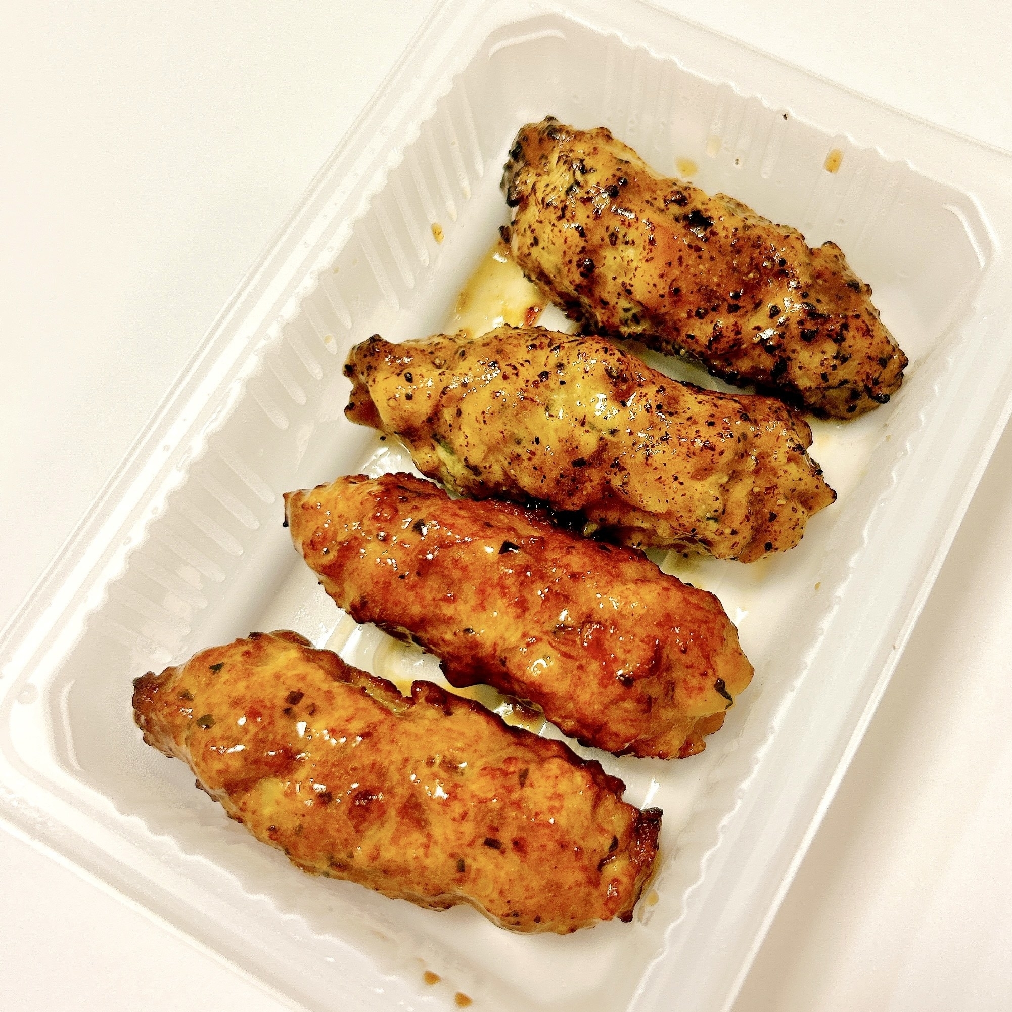 ローソンのおすすめおかず「コリコリなんこつ!2種の直火焼鶏つくね(たれ・塩)」