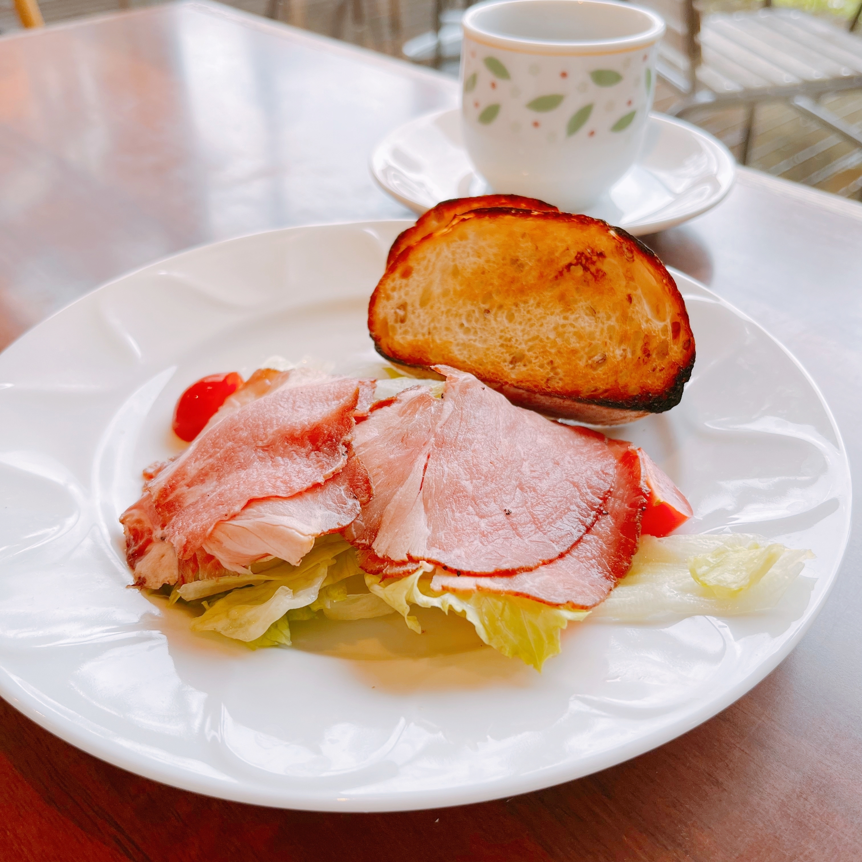 Denny's（デニーズ）のおすすめモーニング「ローストポークサラダ ライ麦パン添え ドリンクつき」