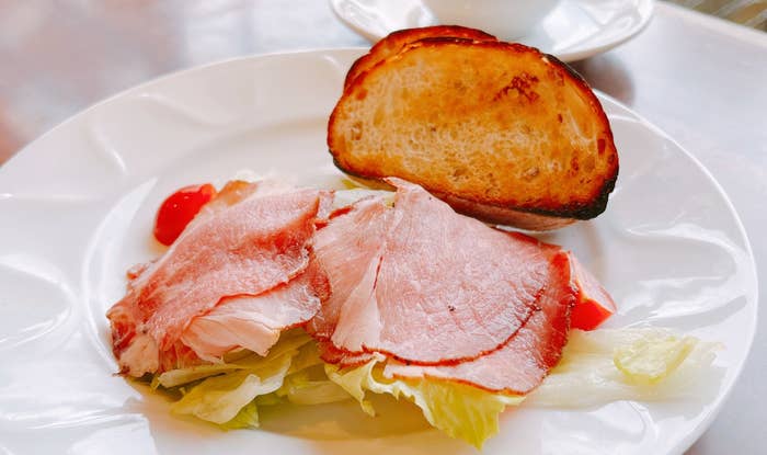 Denny's(デニーズ)のおすすめモーニング「ローストポークサラダ ライ麦パン添え ドリンクつき」