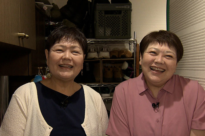 2人がカメラに向かって笑っています。