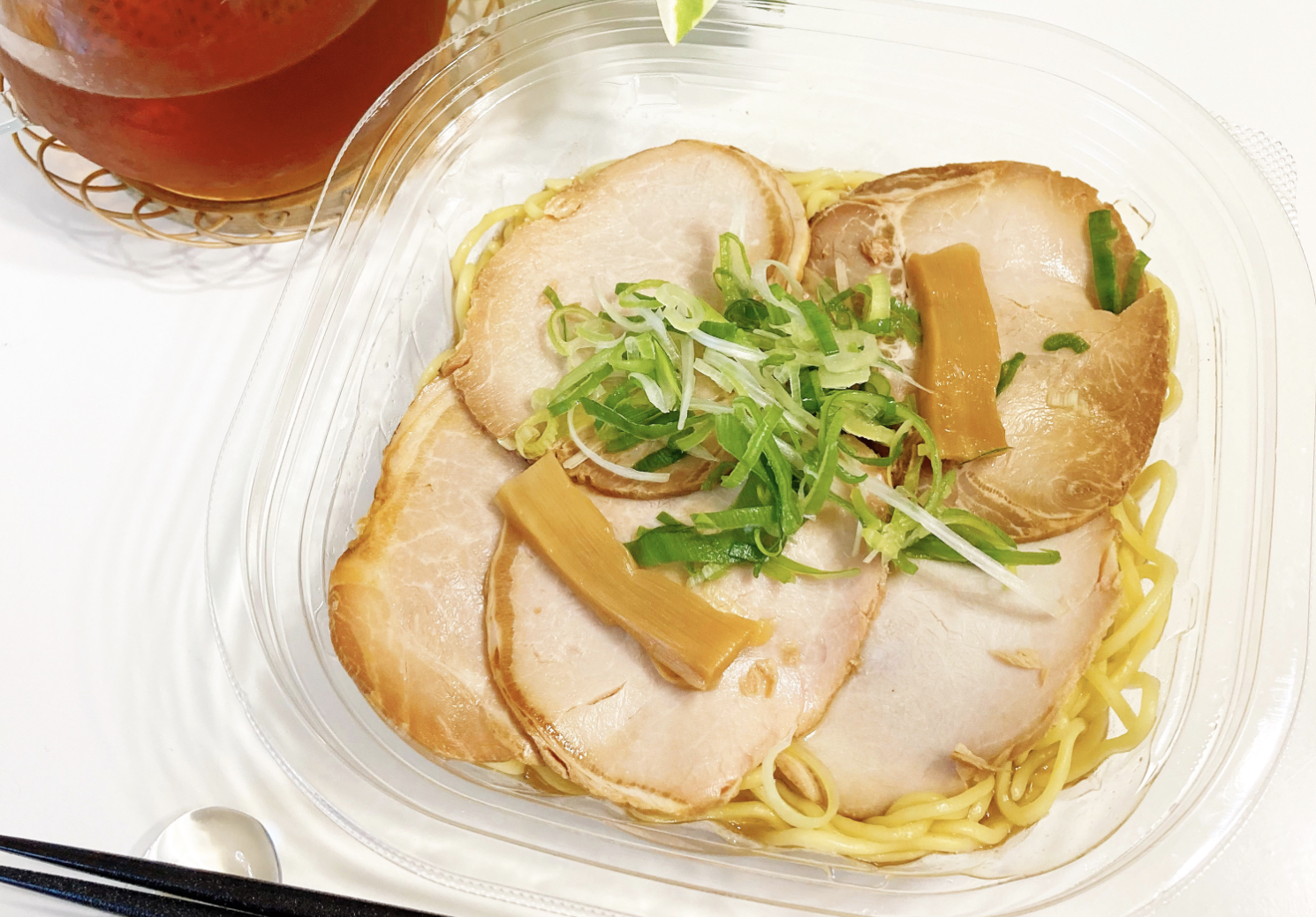 セブン-イレブンのおすすめ商品「チャーシュー5枚のせ冷し醤油ラーメン」