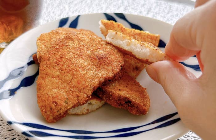 FamilyMart(ファミリーマート)のおすすめお菓子「香りと辛味が引き立つ手割り七味せん」