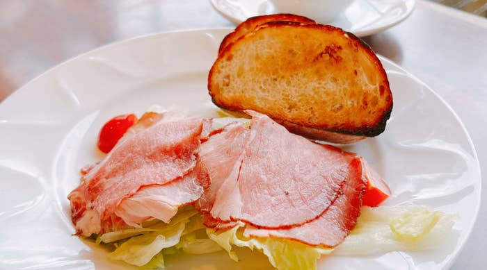 Denny's(デニーズ)のおすすめモーニング「ローストポークサラダ ライ麦パン添え ドリンクつき」