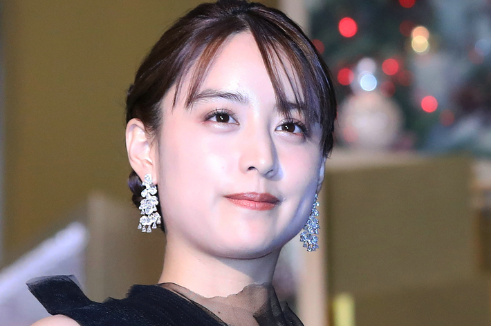広瀬すず、レースの黒いドレスを着てクリスマスツリーの前でポーズ。