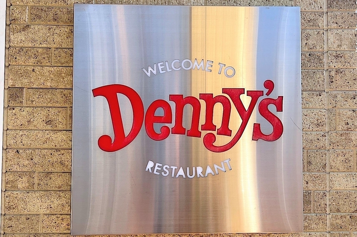 Denny&rsquo;s（デニーズ）の看板
