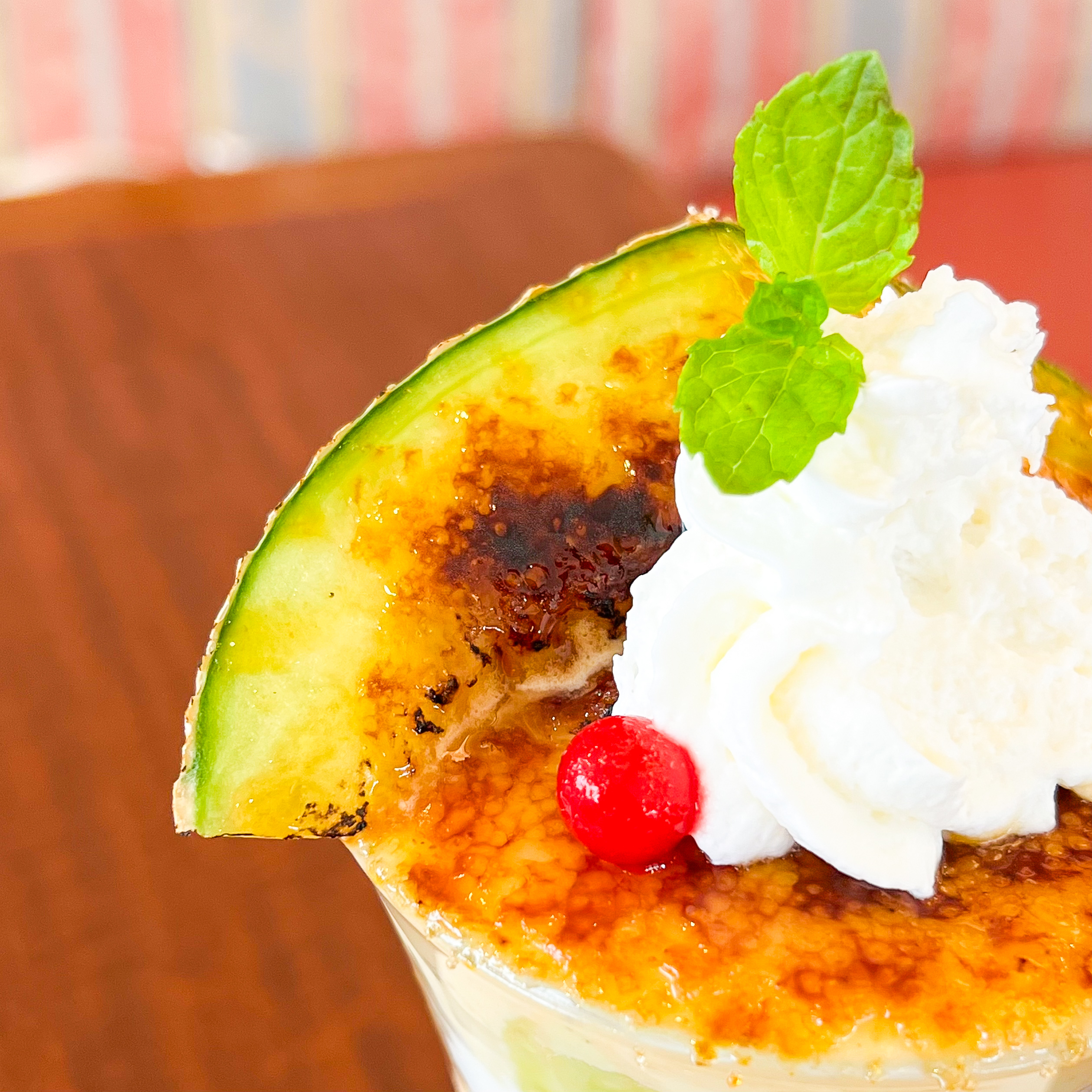 ロイヤルホストのおすすめスイーツ「焦がしメロンのブリュレパフェ」