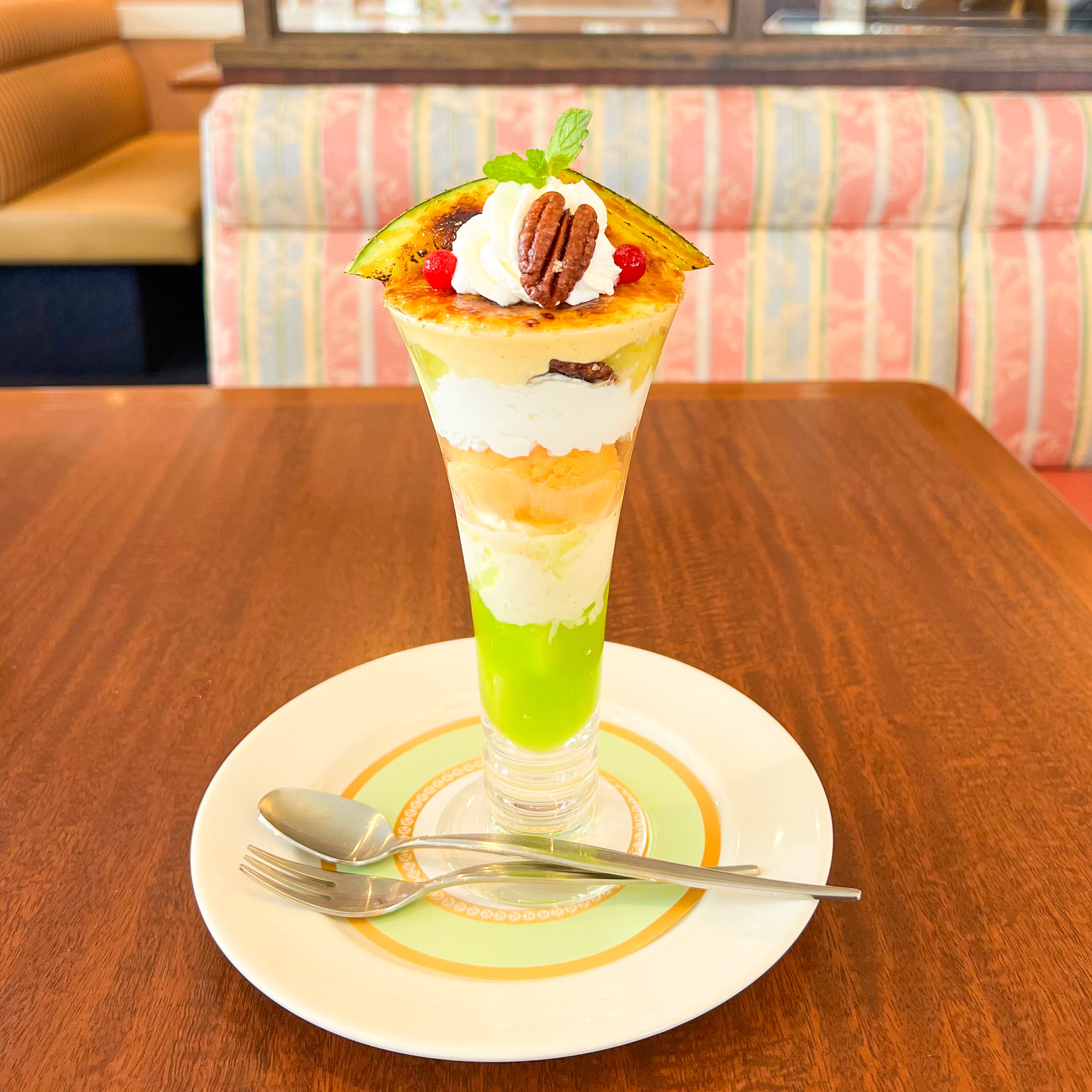 ロイヤルホストのおすすめスイーツ「焦がしメロンのブリュレパフェ」