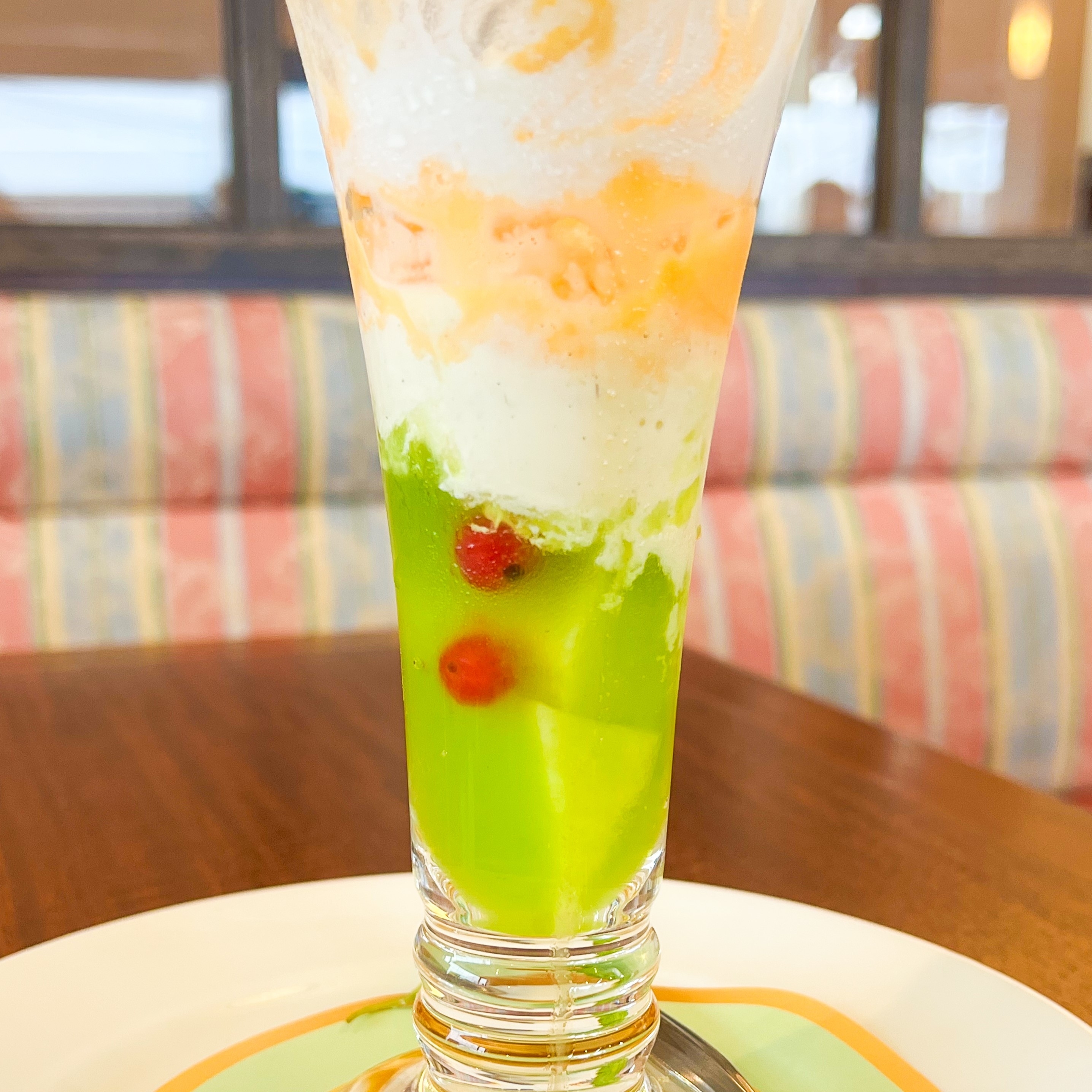 ロイヤルホストのおすすめスイーツ「焦がしメロンのブリュレパフェ」