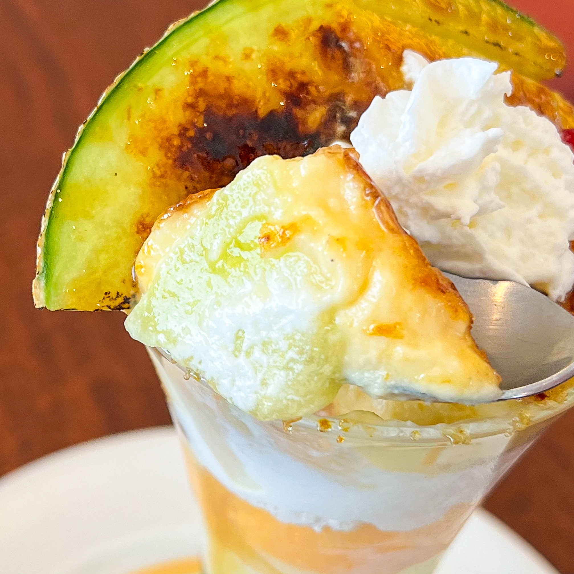 ロイヤルホストのおすすめスイーツ「焦がしメロンのブリュレパフェ」