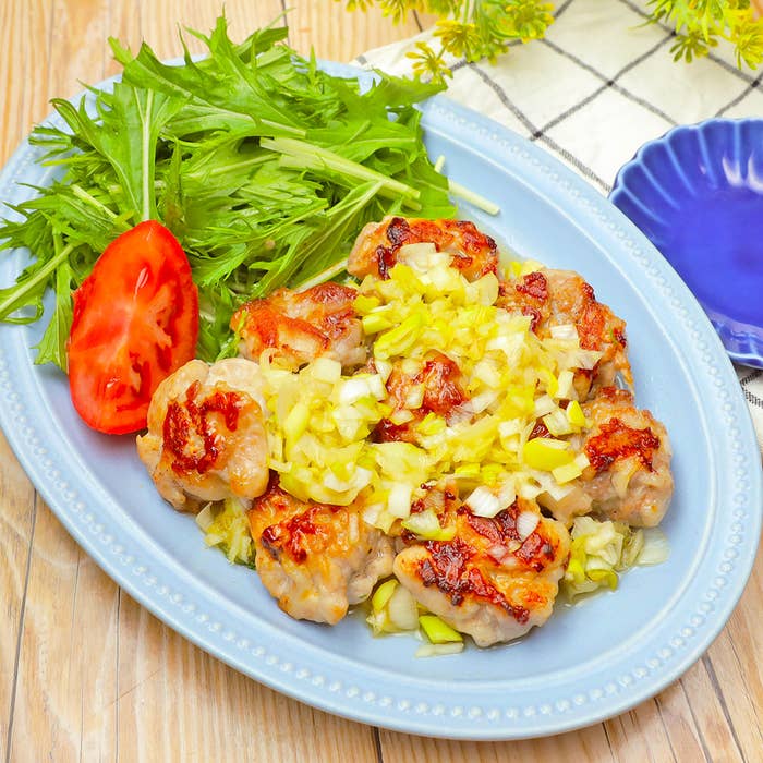 皿に盛られたチキンのグリルとレタス、トマトのスライスが添えられた料理。