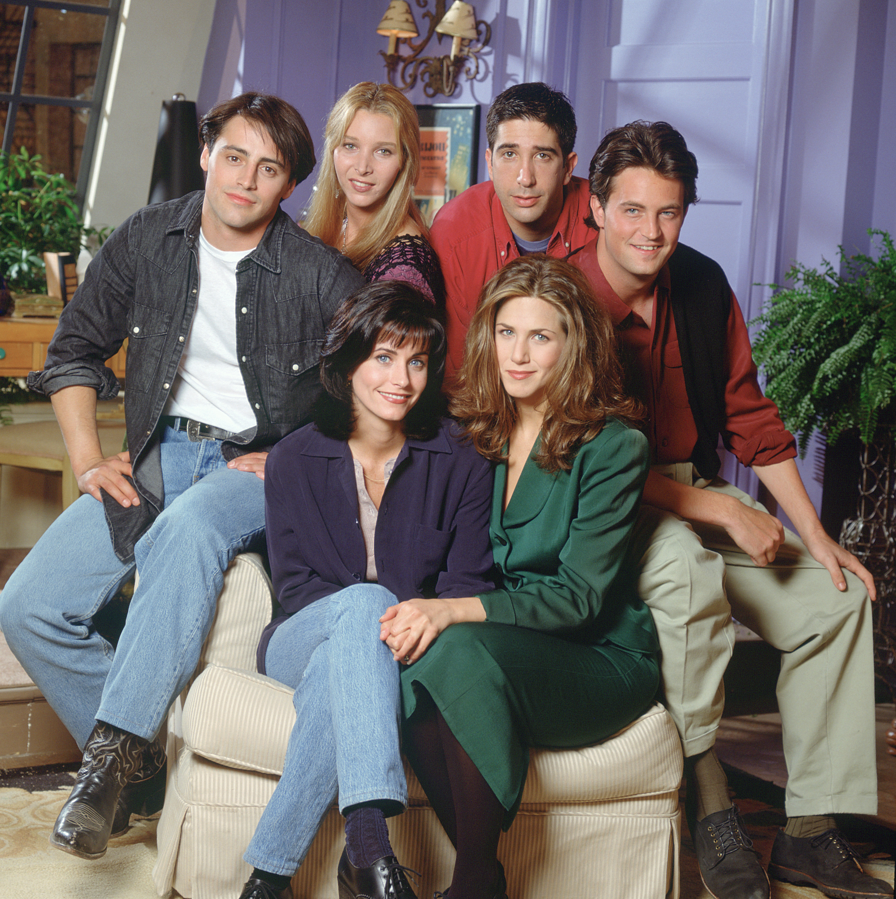 The image shows the cast of Friends, including Matt LeBlanc, Lisa Kudrow, David Schwimmer, Courteney Cox, Jennifer Aniston, and Matthew Perry, posing together