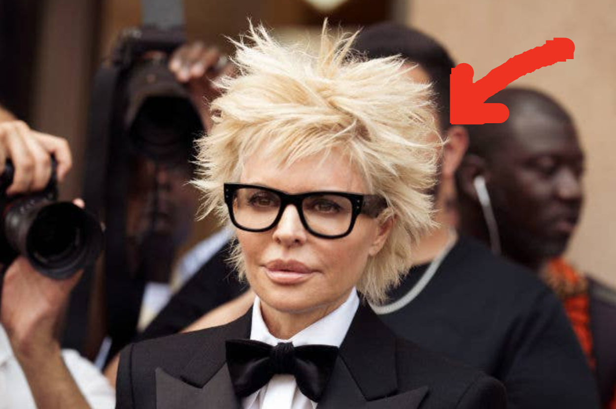 Lisa Rinna Ditched Her Iconic Brunette Hair For Platinum Blonde For The First Time Ever, And People Have Jokes