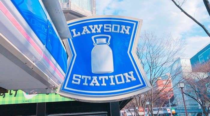 ローソンの看板が見える外の景色。多くの人が周囲を歩いている。