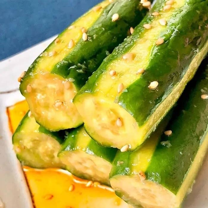 ごまが振りかけられたキュウリの漬物が皿に盛り付けられています。