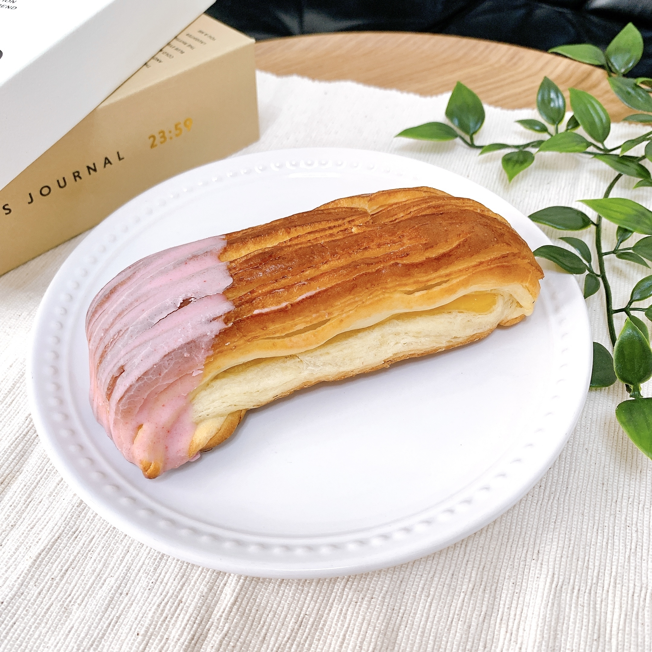 LAWSON（ローソン）のおすすめのパン「バター香るパンスイス 苺＆カスタード」