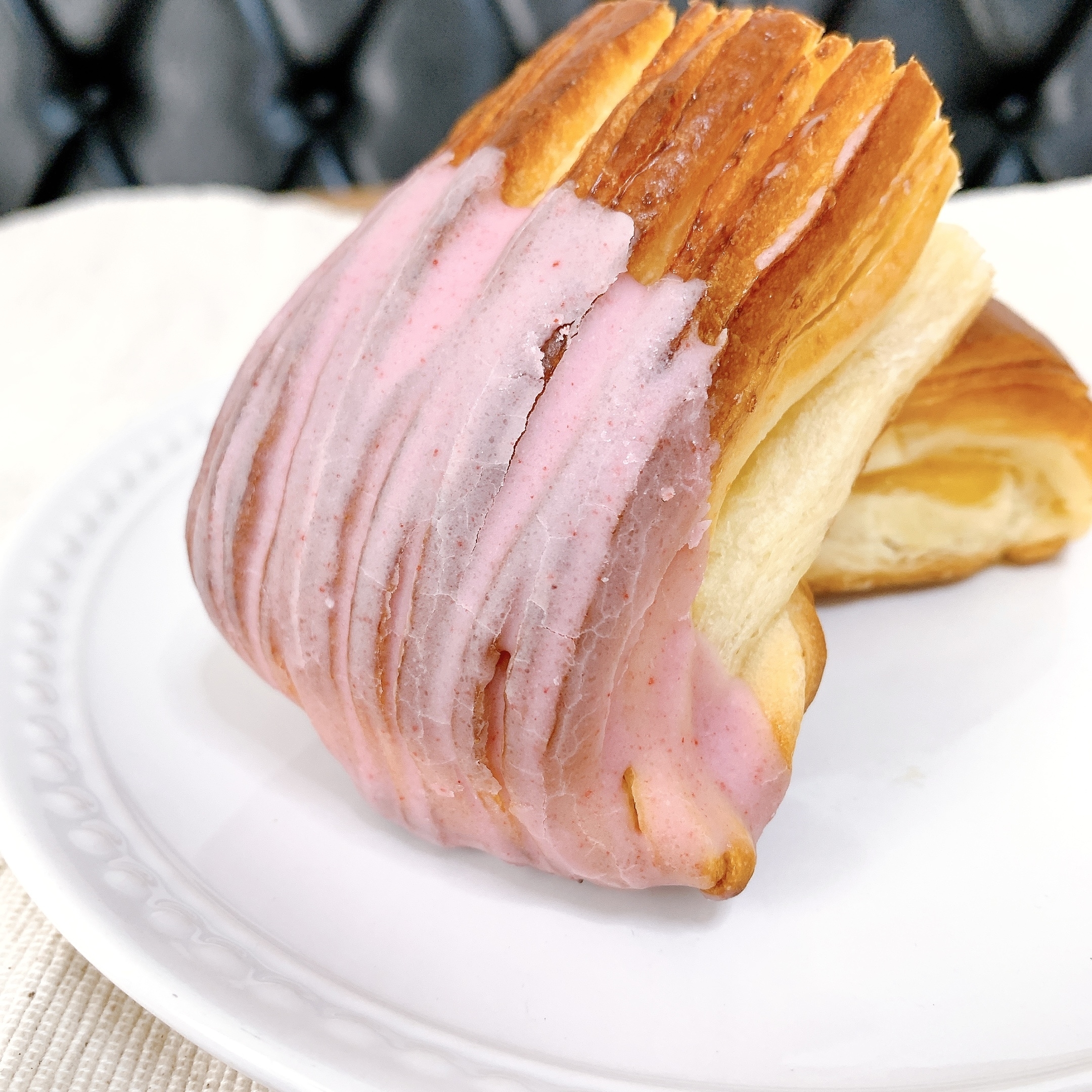 LAWSON（ローソン）のおすすめのパン「バター香るパンスイス 苺＆カスタード」