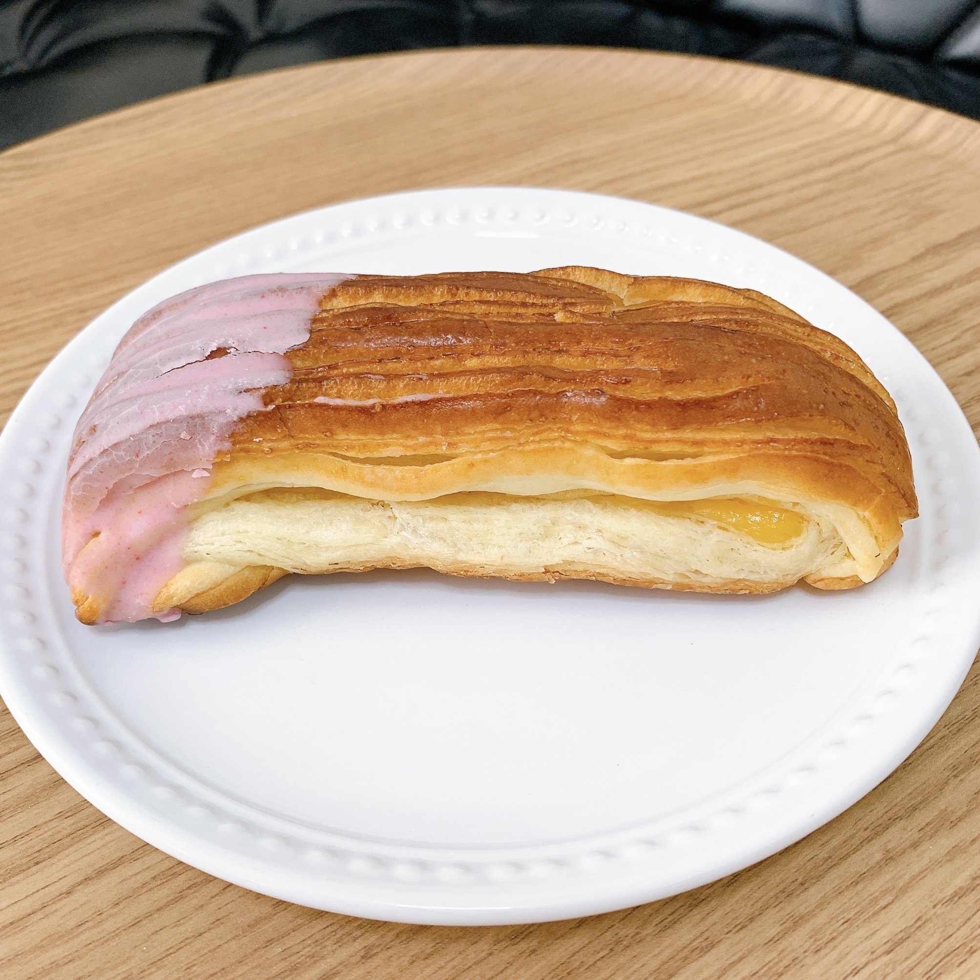 LAWSON（ローソン）のおすすめのパン「バター香るパンスイス 苺＆カスタード」