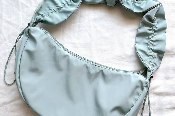 ニコアンドのおすすめバッグ「撥水軽量シャーリング2WAYショルダー」