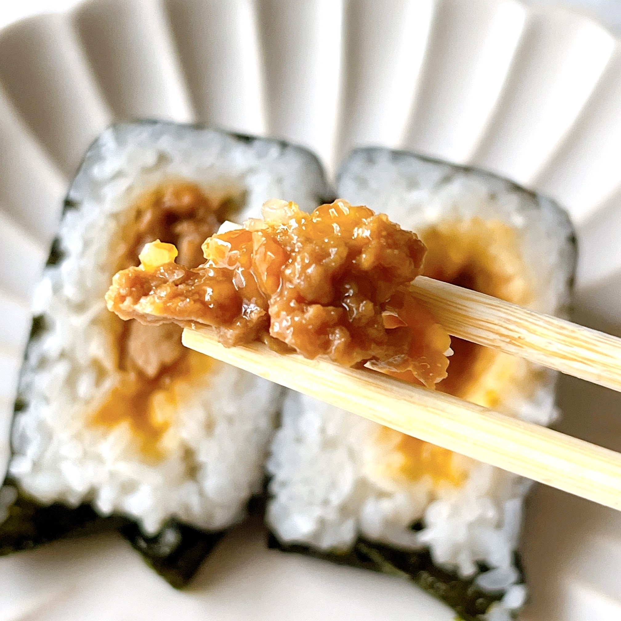 ローソンのオススメのおにぎり「手巻おにぎり 鶏そぼろと卵黄」