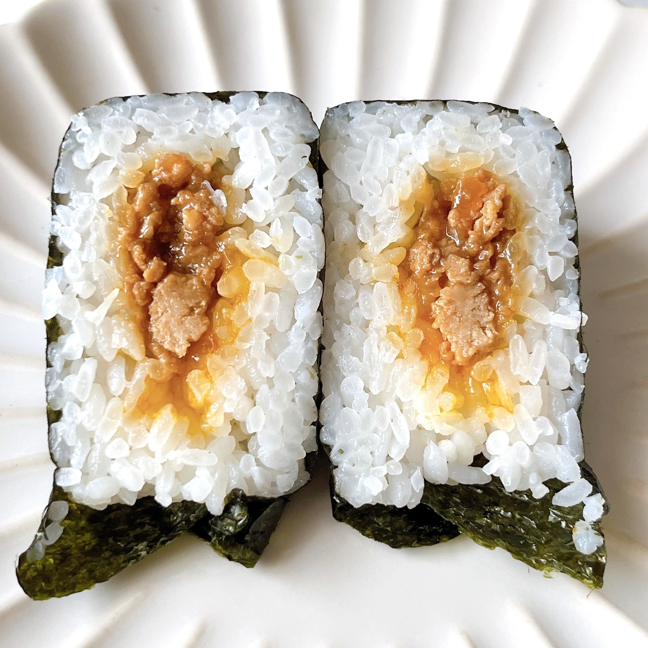 ローソンのオススメのおにぎり「手巻おにぎり 鶏そぼろと卵黄」