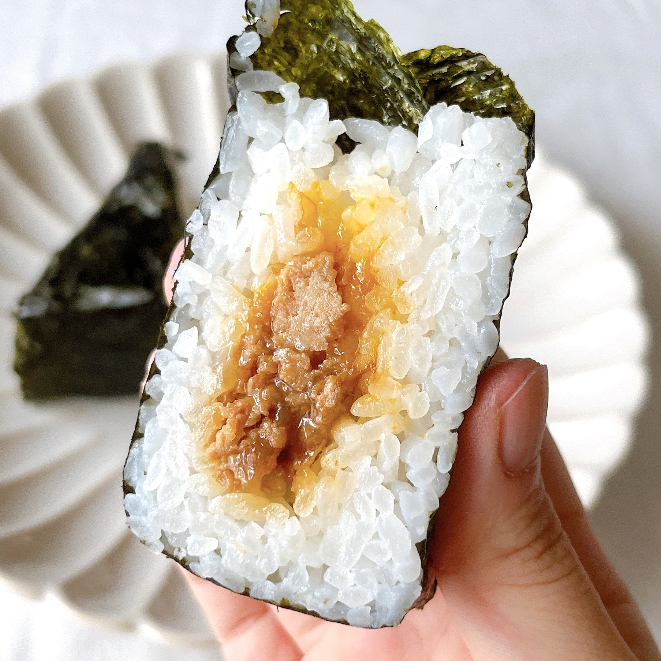 ローソンのオススメのおにぎり「手巻おにぎり 鶏そぼろと卵黄」