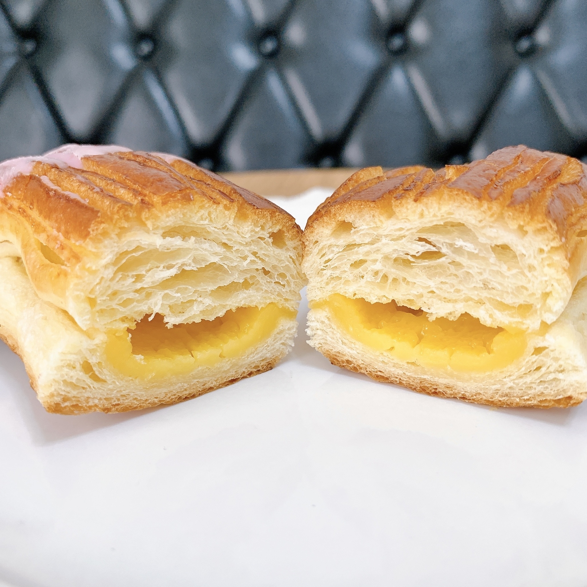 LAWSON（ローソン）のおすすめのパン「バター香るパンスイス 苺＆カスタード」