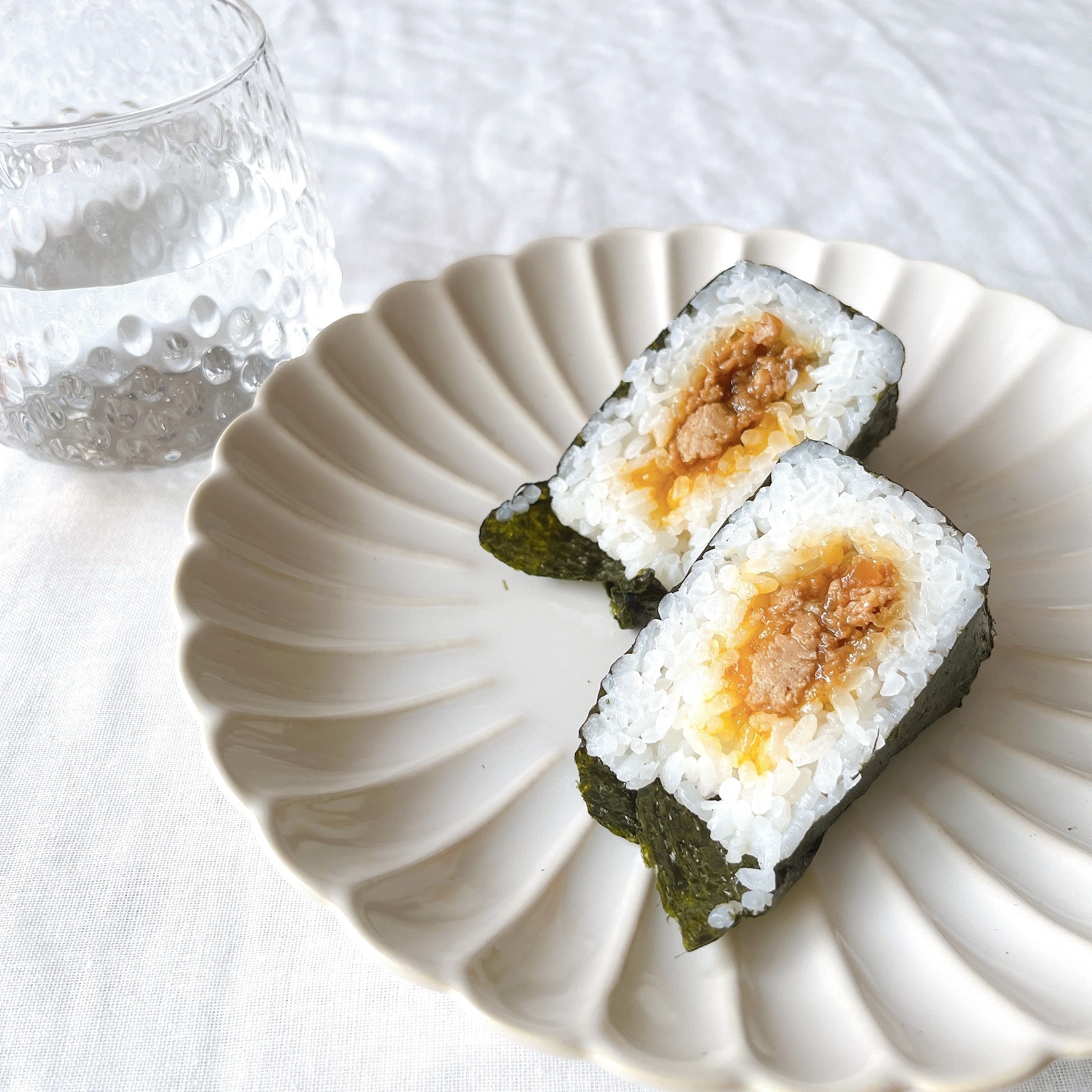 ローソンのオススメのおにぎり「手巻おにぎり 鶏そぼろと卵黄」