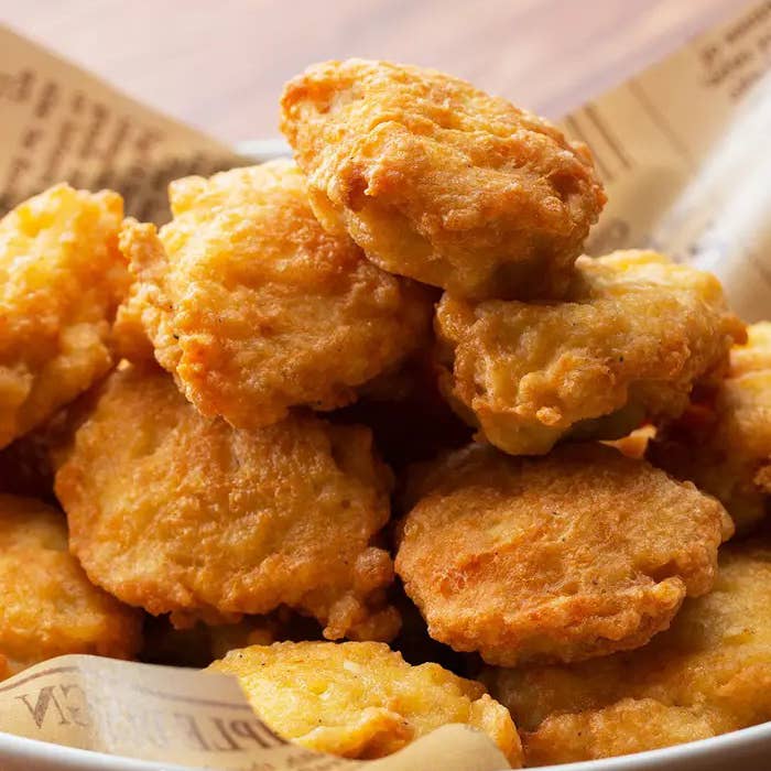 たくさんのナゲットが盛られたボウル。