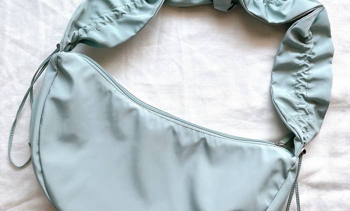 ニコアンドのおすすめバッグ「撥水軽量シャーリング2WAYショルダー」