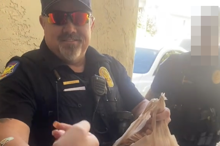 警官二人が食料を届ける様子。テキスト：「私たちのDoordash配達員が逮捕されたので、警官たちが食べ物を届けてくれた? ダッシャーには祈りを?」
