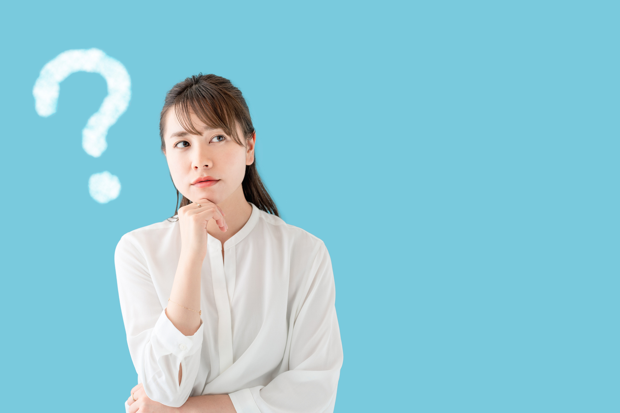 考え込む女性のイメージ写真（Metamorworks / Getty Images/iStockphoto）