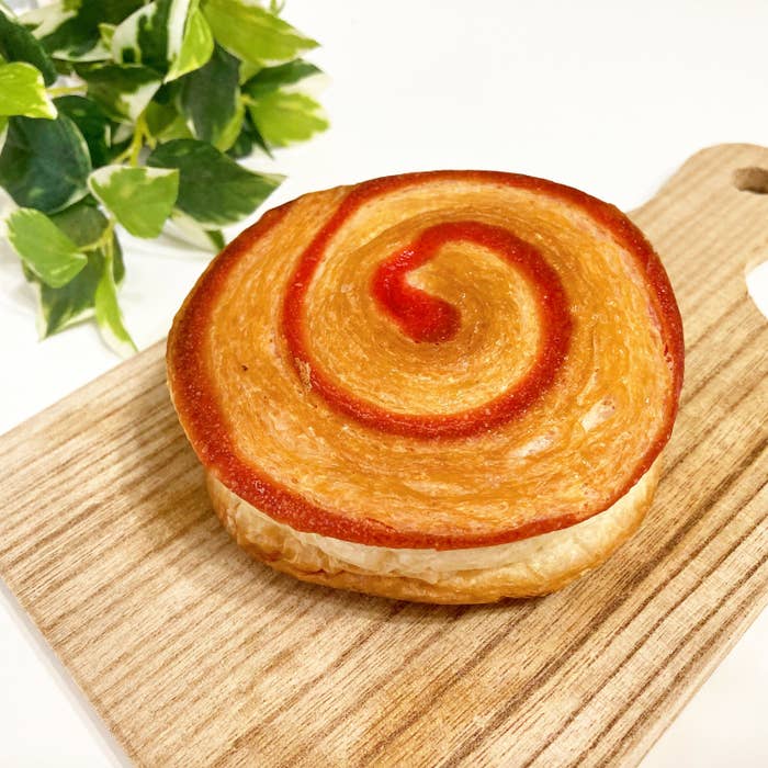 FamilyMart(ファミリーマート)のおすすめスイーツパン「りんごとレアチーズホイップのデニッシュ」