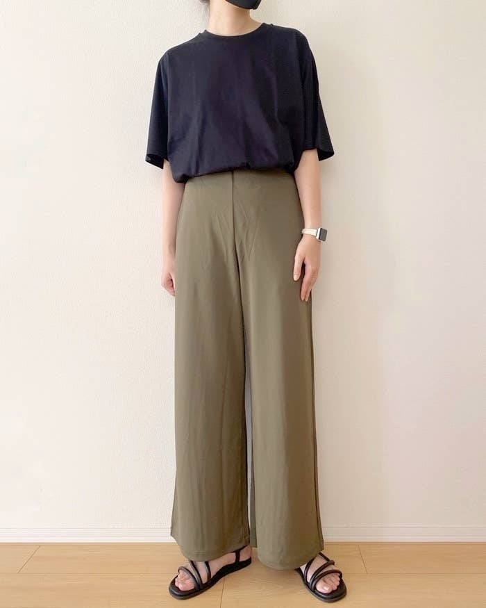 ユニクロのおすすめファッションアイテム「クレープジャージーストレートパンツ」