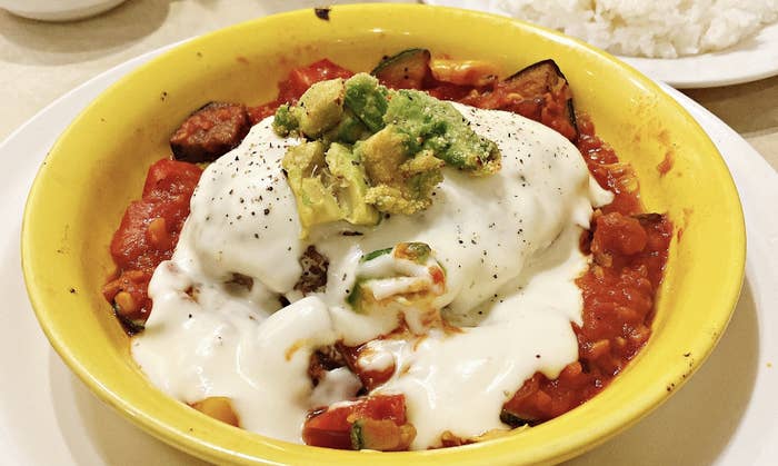 ガストのおすすめフード「焼きアボカドのイタリアン 粗挽きステーキハンバーグ」