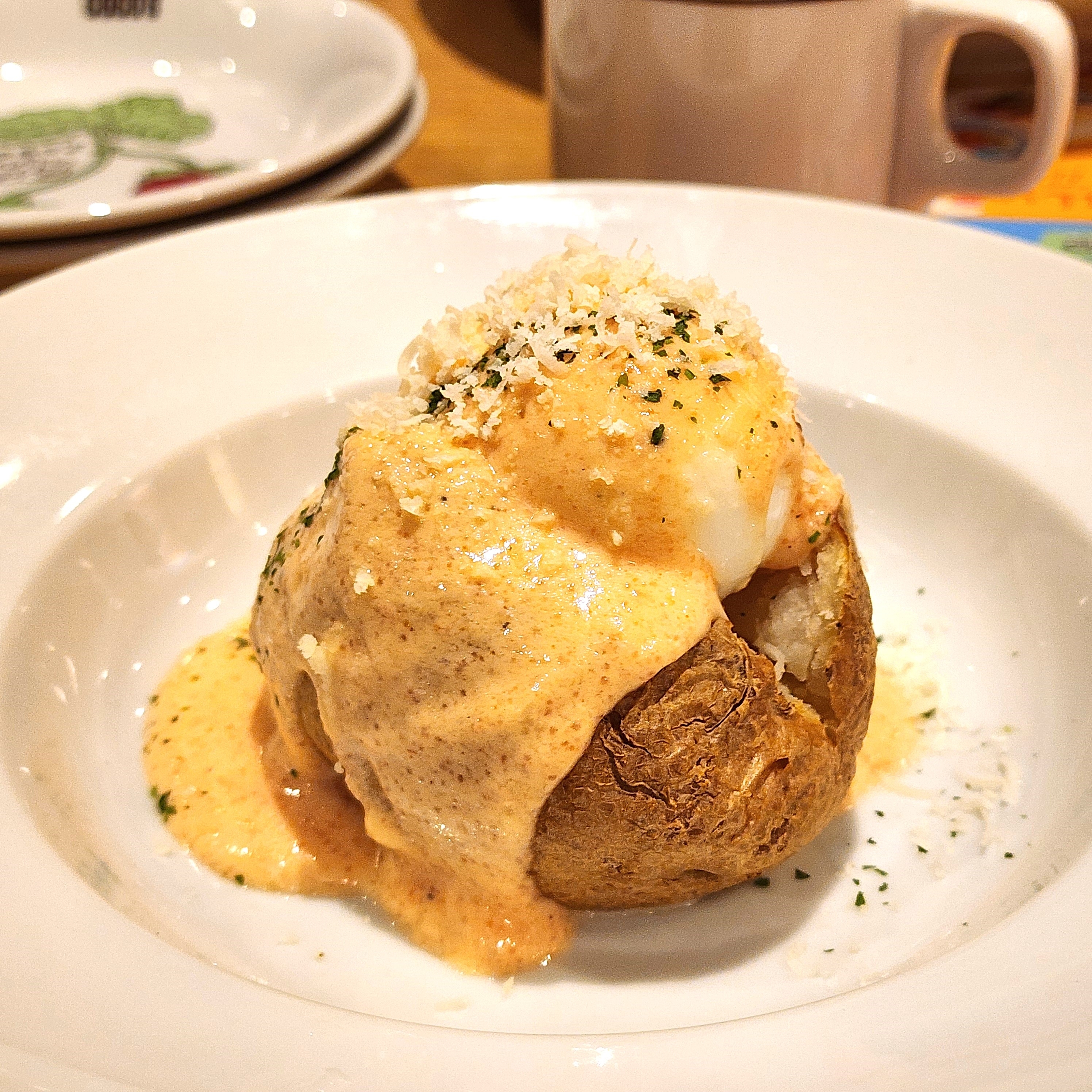 ココスのおすすめフードメニュー「半熟たまごとまるごとポテトのタラモサラダ」