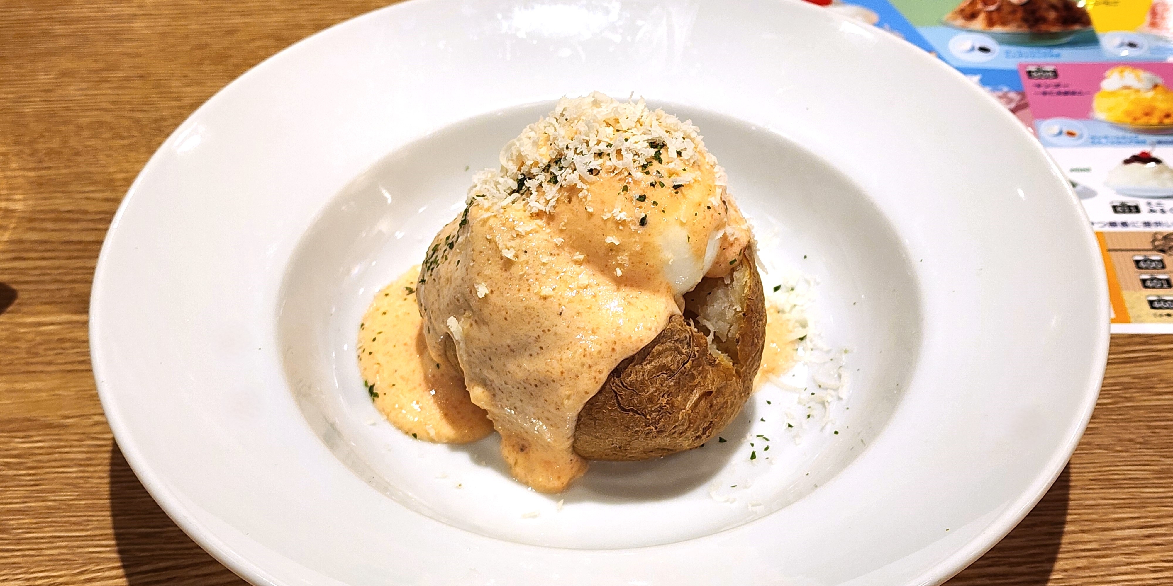 ココスのおすすめフードメニュー「半熟たまごとまるごとポテトのタラモサラダ」