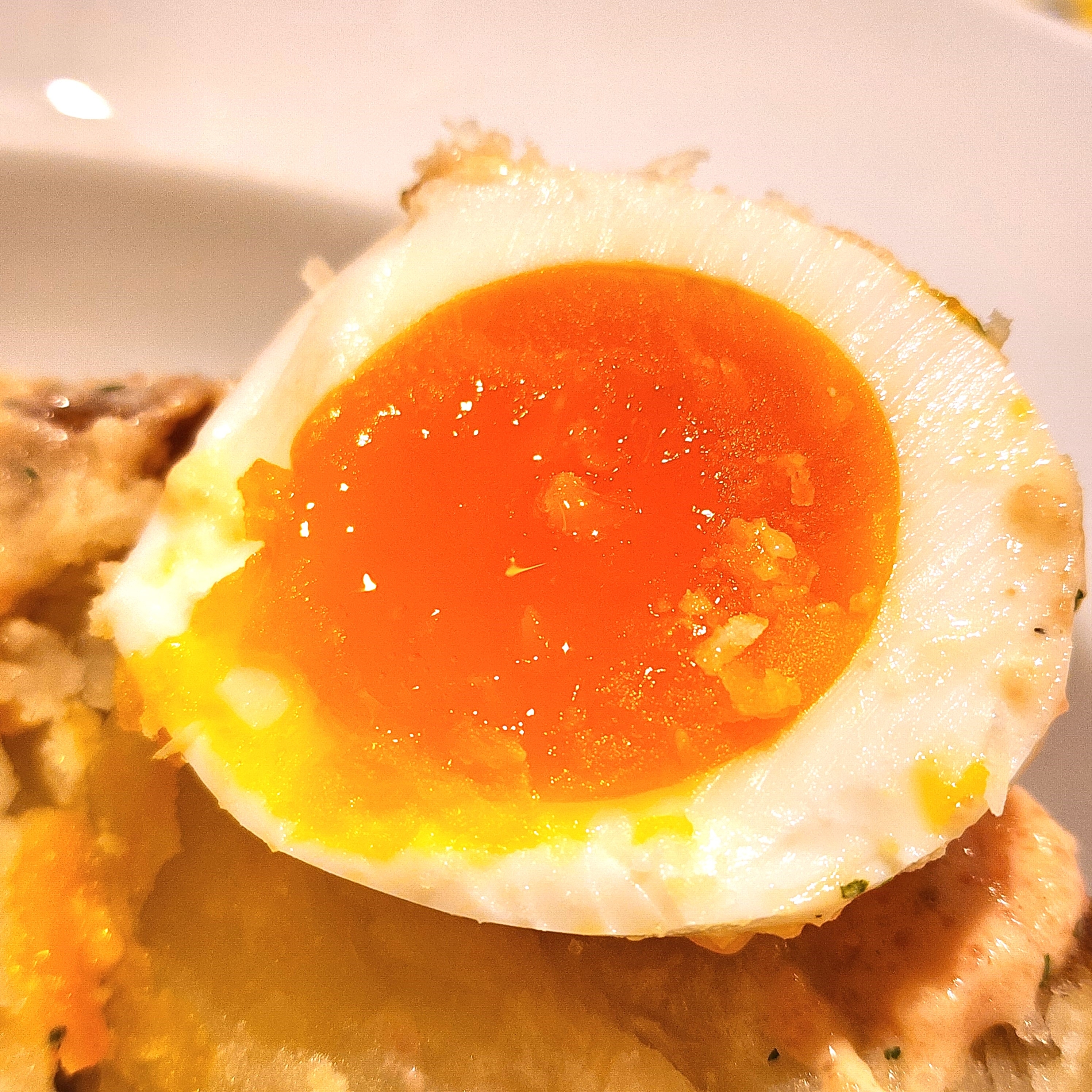 ココスのおすすめフードメニュー「半熟たまごとまるごとポテトのタラモサラダ」