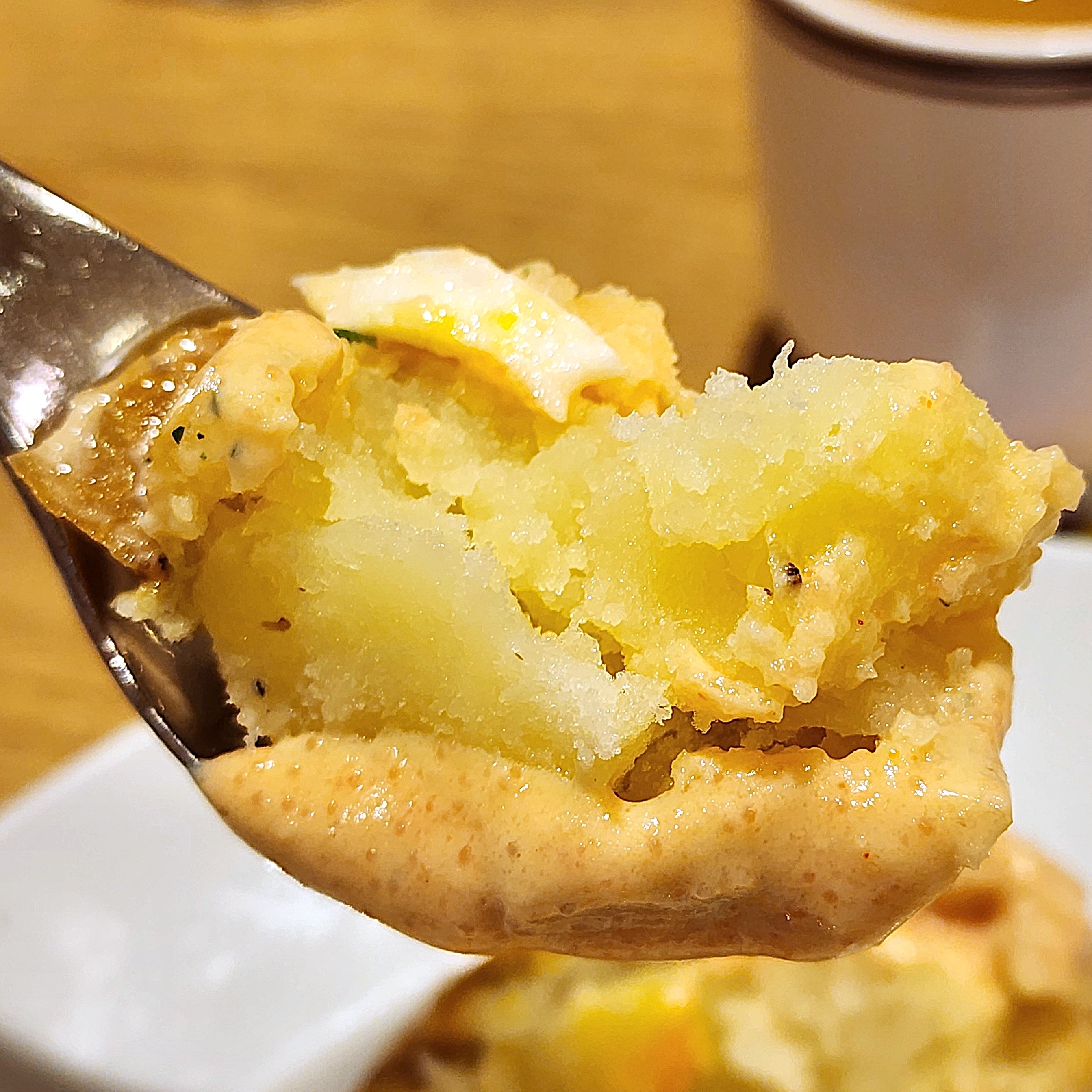 ココスのおすすめフードメニュー「半熟たまごとまるごとポテトのタラモサラダ」