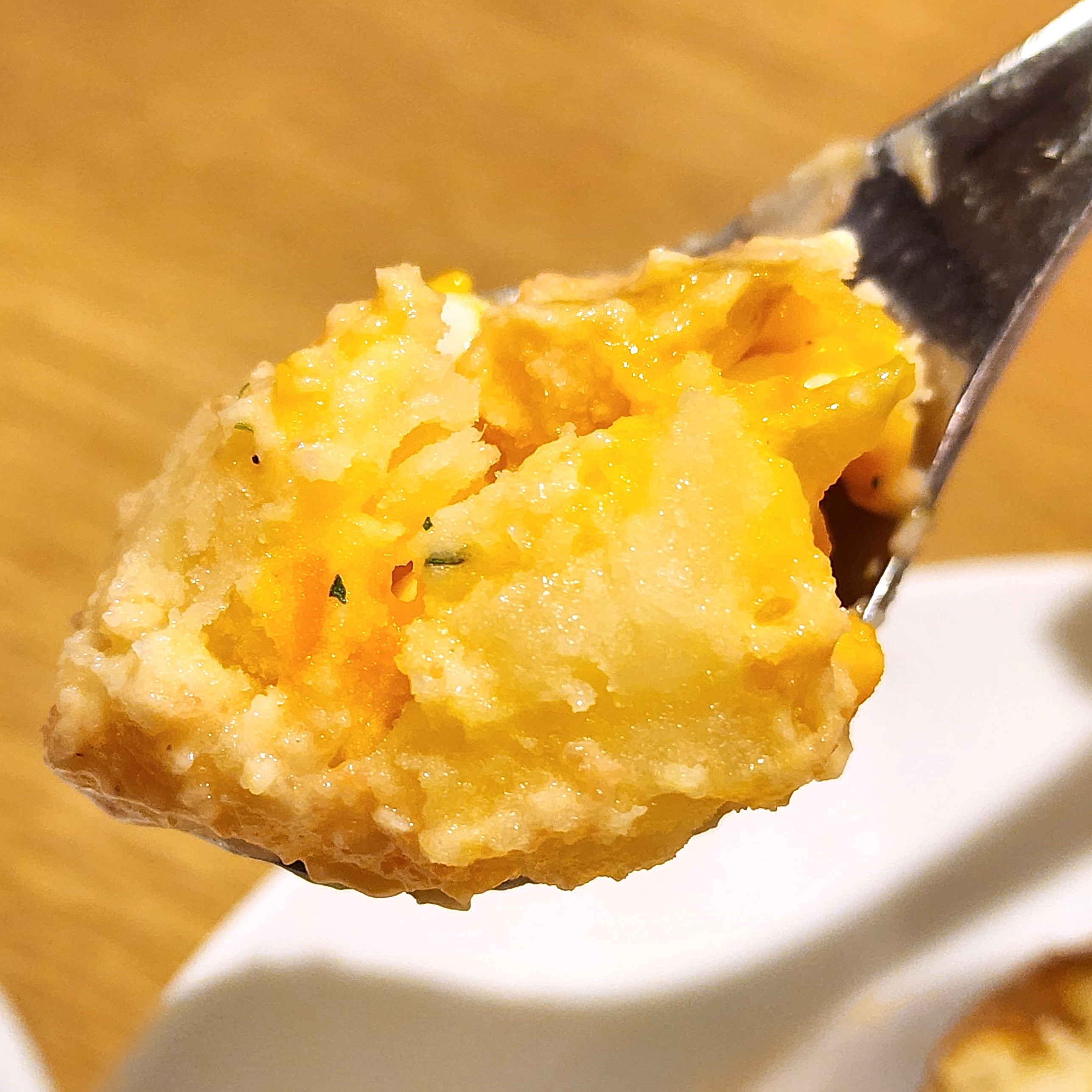 ココスのおすすめフードメニュー「半熟たまごとまるごとポテトのタラモサラダ」