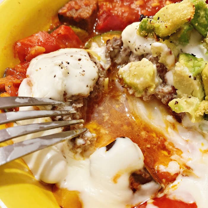 ガストのおすすめフード「焼きアボカドのイタリアン 粗挽きステーキハンバーグ」