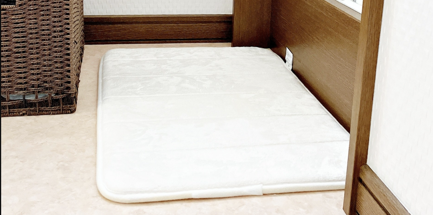 DAISO（ダイソー）のおすすめ日用品「低反発バスマット（40×60cm、ホワイト）」