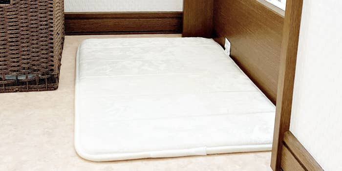 DAISO(ダイソー)のおすすめ日用品「低反発バスマット(40×60cm、ホワイト)」