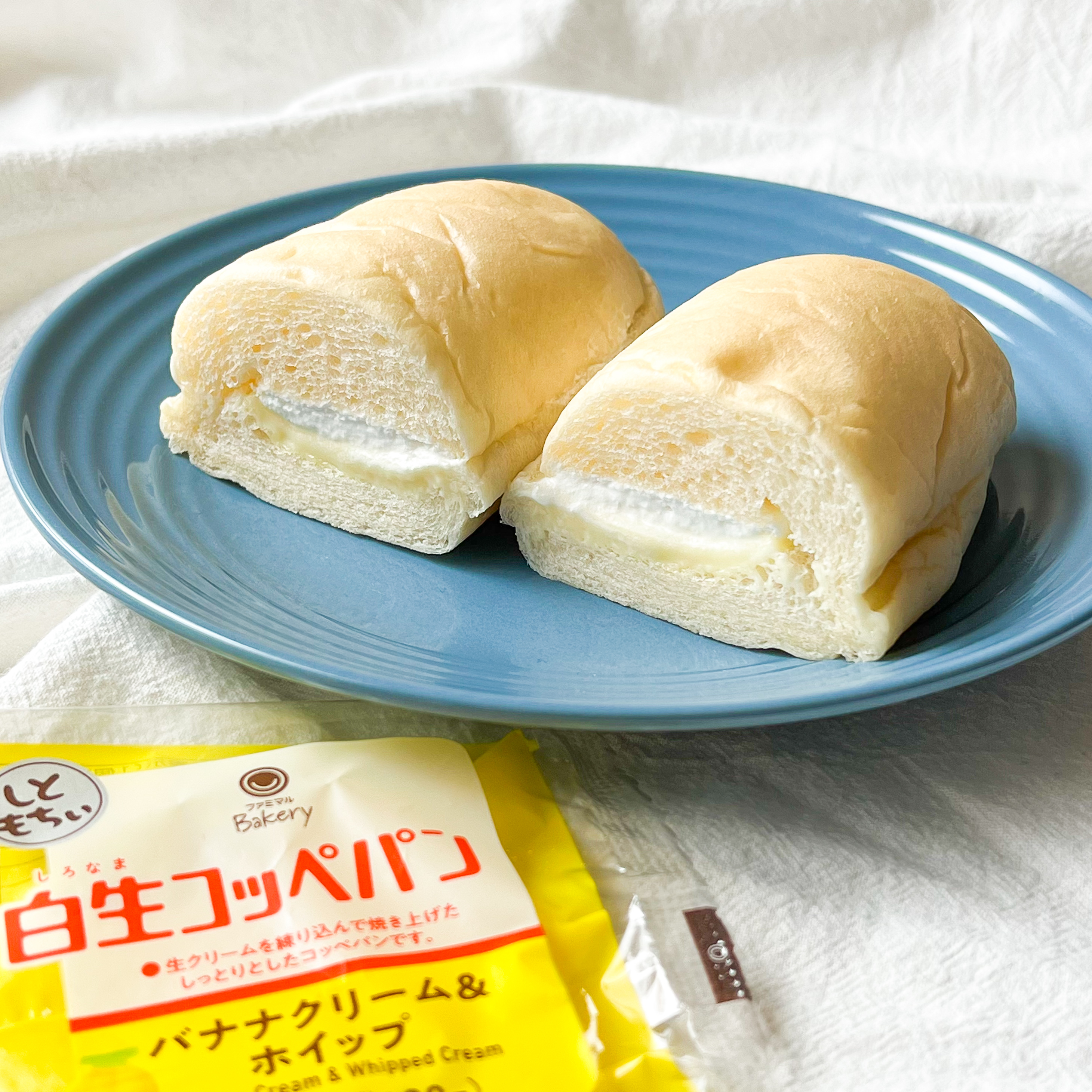 FamilyMart（ファミリーマート）のおすすめスイーツパン「白生コッペパン（バナナクリーム＆ホイップ）」