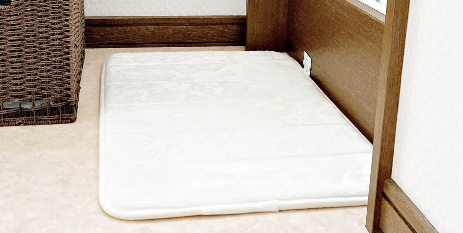 DAISO(ダイソー)のおすすめ日用品「低反発バスマット(40×60cm、ホワイト)」